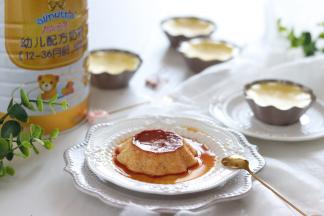 程序结束后，取出烤盘，之后放入晾网上，晾到不烫手，边缘用小刀轻轻的撬开，就可以脱模了。底部形成了焦糖层。