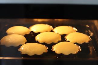 放入提前预热好的烤箱中，以150度，烘烤40分钟。这个方法就是水浴法，保证了布丁的嫩口感。