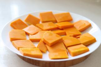 南瓜切片蒸熟。