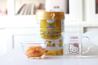 南瓜切片蒸熟，放到温。准备好大约40度的温水240毫升，放入8平勺奶粉。如果直接用的牛奶话，用250毫升就可以了。