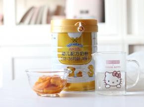 南瓜切片蒸熟，放到温。准备好大约40度的温水240毫升，放入8平勺奶粉。如果直接用的牛奶话，用250毫升就可以了。