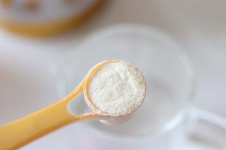 牛奶冲好后，和南瓜泥混合再一起，南瓜不要刚蒸出来就用，一定要放到温，不烫手的程度。如果是用牛奶的话，可以热的时候就用的。