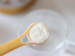 牛奶冲好后，和南瓜泥混合再一起，南瓜不要刚蒸出来就用，一定要放到温，不烫手的程度。如果是用牛奶的话，可以热的时候就用的。