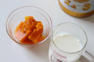 用搅拌棒搅打南瓜和奶液。让南瓜和牛奶充分的混合，而且南瓜泥也很容易打成细腻的泥。如果没有工具，可以用勺子把南瓜泥压成泥，或者过一次细孔的筛子，都可以。