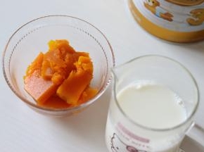 用搅拌棒搅打南瓜和奶液。让南瓜和牛奶充分的混合，而且南瓜泥也很容易打成细腻的泥。如果没有工具，可以用勺子把南瓜泥压成泥，或者过一次细孔的筛子，都可以。