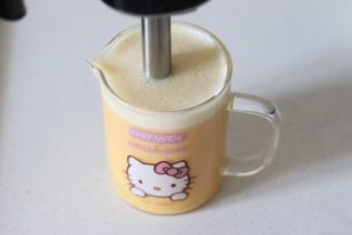 搅打到很细腻的程度，就可以了，而且随着搅打，奶液会产生一些泡沫，是正常的。