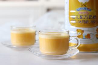 这个浓度的南瓜拿铁，如果南瓜搅打的足够细腻，可以放入奶瓶中喝的，如果南瓜加入的量多一些，比较稠的话，就可以直接用小勺挖着吃了。小宝宝也会喜欢的。