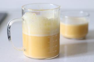 倒入杯中就可以喝了，因为都是比较温的，接近平时孩子喝奶的温度，就可以。