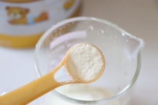 奶粉放到容器中，用温水冲成奶液。