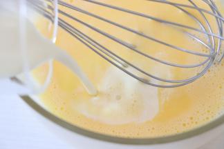 鸡蛋打散后倒入牛奶液，搅拌均匀。