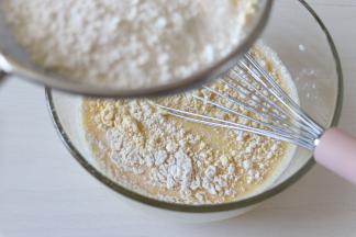 筛入到鸡蛋奶液中，用手动打蛋器，划Z字拌匀。