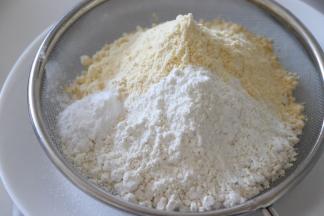 玉米粉、低筋面粉、泡打粉，称重放到一起。可以直接称重到筛子上，粉类是需要过筛的。