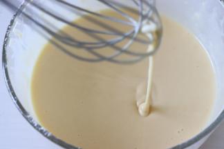 最后得到的是，很细腻，而且有流动性的面糊，倒入有导流口的容器中。