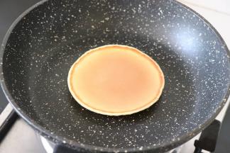 翻面之后再烙1分钟左右，就可以了，要开小火，防止上色过深