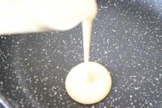 倒入适量的面糊到不粘平底锅中，开小火烙饼。饼出现小气泡后，翻面。