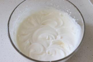 之后我们来制作奶油顶，50克奶油放入大约5克的糖，用电动打蛋器打发，因为量少，打发很快，我们需要的状态是，大约7、8分发。