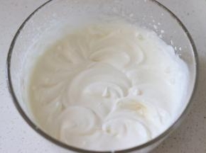 之后我们来制作奶油顶，50克奶油放入大约5克的糖，用电动打蛋器打发，因为量少，打发很快，我们需要的状态是，大约7、8分发。
