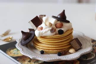 之后把奶油放到顶部，再装饰上巧克力装饰，就大功告成了。