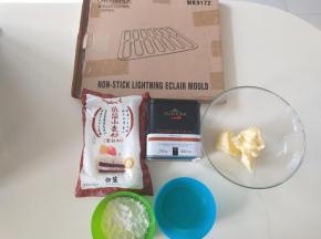 1、材料备齐，黄油软化，香草精和蛋清放一起。