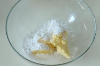 2、黄油加糖粉拌匀用电动打蛋器打发到微发白的状态。