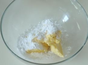 2、黄油加糖粉拌匀用电动打蛋器打发到微发白的状态。