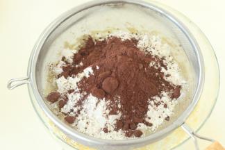 4、加入过筛的低筋面粉和可可粉拌匀。