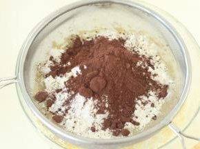 4、加入过筛的低筋面粉和可可粉拌匀。