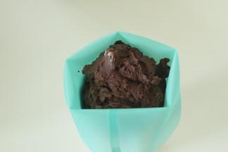 5、装入裱花袋，用的是8齿的花嘴。