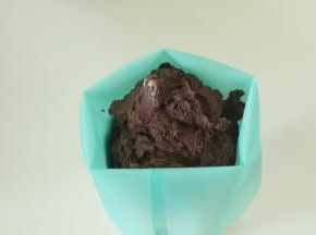 5、装入裱花袋，用的是8齿的花嘴。