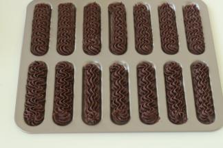 6、用波浪的方式挤在学厨的9172烤盘上。