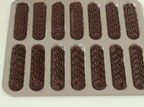 6、用波浪的方式挤在学厨的9172烤盘上。