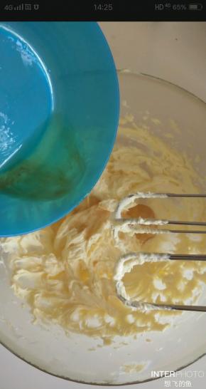 3、分2次加入蛋白和香草精的混合物拌匀。
