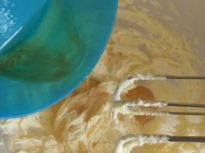 3、分2次加入蛋白和香草精的混合物拌匀。