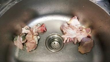 鳄鱼肉、鸡处理干净沥干水分备用