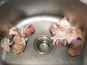 鳄鱼肉、鸡处理干净沥干水分备用