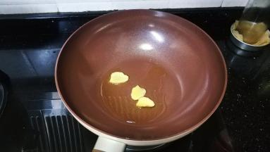 锅里热油放入姜片爆香