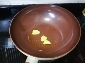锅里热油放入姜片爆香