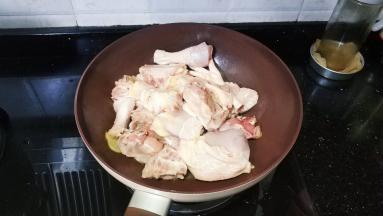 放入鳄鱼肉、鸡块