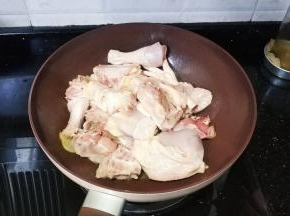 放入鳄鱼肉、鸡块