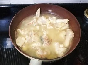 倒入足量的水