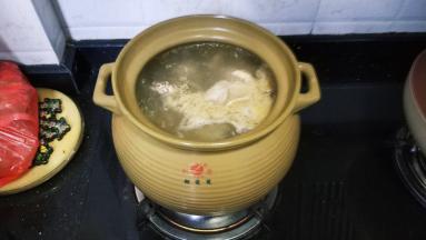 将所有汤和材料倒入汤煲裏继续大火煲30分钟