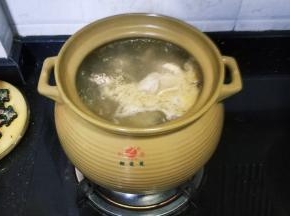 将所有汤和材料倒入汤煲裏继续大火煲30分钟