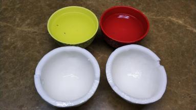 椰子打开到出有两碗椰子水。