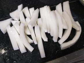 椰子切条。