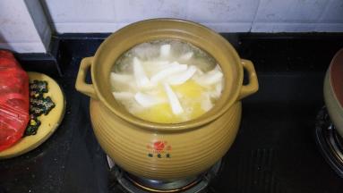 将椰子条放入汤煲裏