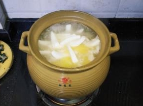 将椰子条放入汤煲裏
