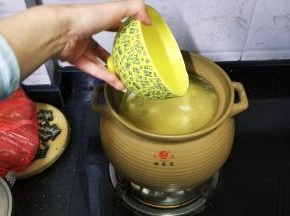 倒入两碗椰子水，大火煮开后转中小火盖上盖子煲40分钟