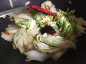 将菜叶炒至发软的时候，淋入1勺蒸鱼豉油、1勺蚝油、2勺醋、适量盐、适量鸡粉，最后翻炒均匀即可出锅；