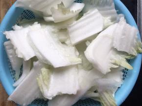 首先将大白菜菜梗从水中捞出来，沥干水分备用，注意一定要沥干水分，防止下锅溅油；