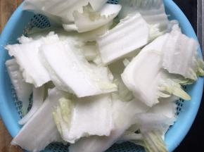 首先将大白菜菜梗从水中捞出来，沥干水分备用，注意一定要沥干水分，防止下锅溅油；
